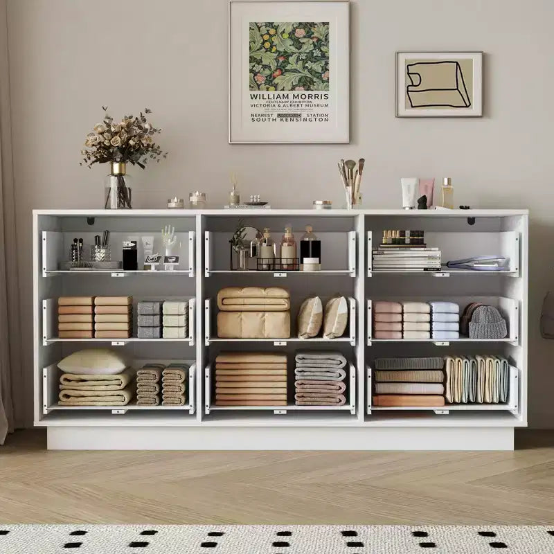 Caractéristiques de la chambre : commode 9 tiroirs, grand plancher en bois et commodes, blanc