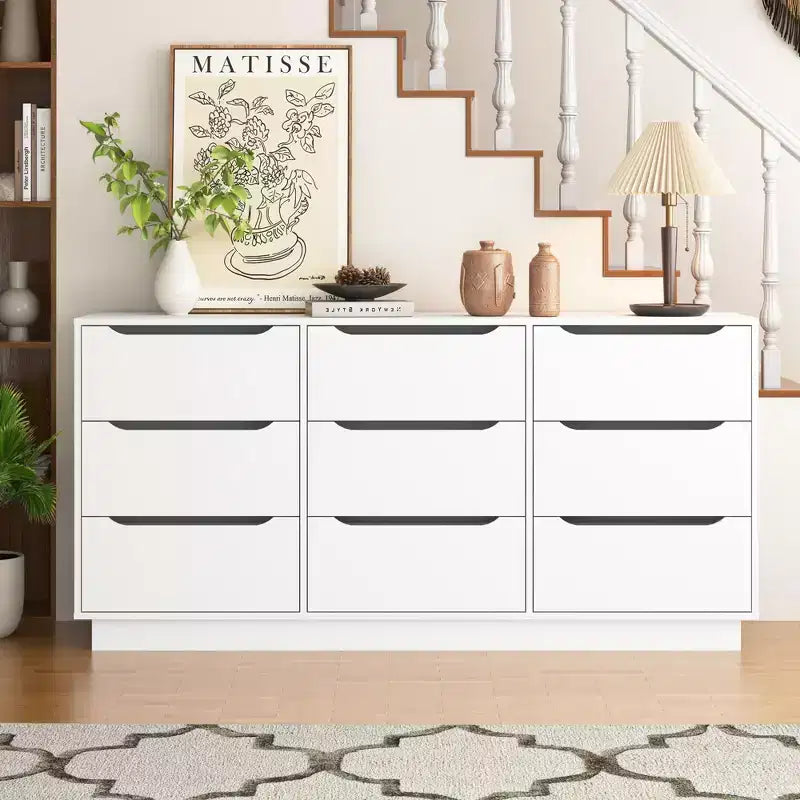 Caractéristiques de la chambre : commode 9 tiroirs, grand plancher en bois et commodes, blanc