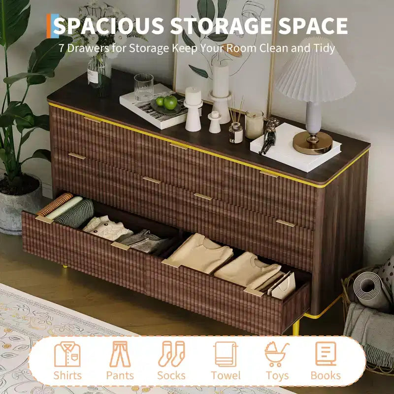 Commode à 7 tiroirs pour chambre à coucher, commode cannelée en bois, meuble de rangement, support TV au design incurvé avec poignées métalliques dorées pour le salon