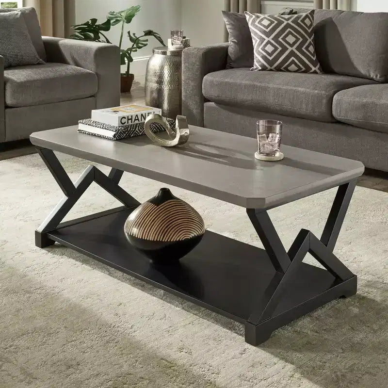 Table basse industrielle noire avec plateau en ciment et étagère ouverte